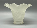 Cúpula em demi cristal satinê translúcido, com rica decoração em relevo de padrão losangulado estilo abacaxi inserido em medalhões, acompanhada de larga borda ondulada, medidas 11x6x14 cm. Apresenta marcas do tempo, uso e bicados.