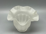Cúpula em demi cristal satinê translúcido, com corpo decorado em gomos canelados bulbosos e ampla borda ondulada plissada em formato de saia, medidas 11x5,5x15 cm. Apresenta marcas do tempo, uso e pequenos bicados.