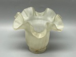 Cúpula em demi cristal satinê translúcido, com corpo decorado em gomos canelados suaves e base com marcas de encaixe, finalizada com expressiva borda ondulada plissada de formato tulipa, medidas 12,5x5,5x15 cm. Apresenta marcas do tempo, oxidação no encaixe, uso e bicados.