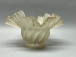 Cúpula em demi cristal satinê translúcido, apresentando corpo bulboso com marcante decoração em gomos canelados torcidos espiralados e textura rugosa, finalizada com expressiva borda ondulada amplamente plissada em formato de saia tulipa, medidas 10x5,5x15 cm. Apresenta marcas do tempo, sujidade interna acumulada, oxidação e desgaste no encaixe da base, uso e pequenos bicados.