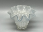 Cúpula antiga em vidro translúcido satinê com suave tonalidade azulada, corpo decorado em relevo pontiagudo estilo bico de jaca / diamitado e borda ricamente ondulada em padrão plissado com debrum lapidado, medidas 11x6x14,5 cm. Apresenta discretas marcas do tempo, sujidade nos relevos e pequenos bicados de uso no encaixe da base.