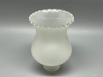 Cúpula antiga em demi cristal satinê jateado, formato lampião com bojo liso e colarinho alongado. Borda superior delicadamente ondulada. Medidas: 15x4,5x10 cm. Apresenta marcas do tempo, de uso e bicados.