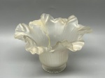 Cúpula antiga em demi cristal satinê jateado, formato de flor com bojo moldado em gomos suaves. Parte superior com saia amplamente expandida, finalizada com borda ondulada simulando pétalas. Medidas: 10x5,5x16 cm. Apresenta marcas do tempo, de uso e bicados.