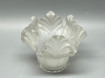 Cúpula antiga em demi cristal satinê jateado, formato tulipa com bojo liso. Apresenta abertura superior com saia ricamente expandida e recortada em formato de folhas estilizadas com nervuras em relevo. Medidas: 10x5,5x12,5 cm. Apresenta marcas do tempo, de uso e bicados.
