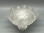 Cúpula antiga estilo Holofane em demi cristal satinê jateado, pescoço curto facetado com frisos horizontais em relevo. Corpo cônico escalonado em três níveis com ranhuras prismáticas verticais. Borda inferior ondulada e plissada. Medidas: 10x5,5x15,5 cm. Apresenta marcas do tempo, de uso e bicados.