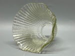Cúpula antiga em vidro moldado translúcido de tom levemente esverdeado, formato tulipa com bojo facetado por gomos verticais decorados com textura de bolhas (pontas de diamante) em relevo. Borda inferior suavemente ondulada. Medidas: 10x5x12 cm. Apresenta marcas do tempo, de uso e bicados.