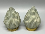 Par de cúpulas antigas em demi cristal satinê jateado, formato de labareda de fogo com corpo moldado em fortes relevos sinuosos. Apresentam aro de metal dourado na base de encaixe. Medidas: 12x6 cm cada. Uma das peças apresenta forte bicado/quebra na extremidade superior, além de marcas do tempo e de uso.