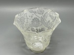 Cúpula antiga em demi cristal satinê jateado, formato tulipa com pescoço curto. Corpo ricamente decorado com motivos florais e folhagens em técnica de gravação ácida (fundo fosco com desenhos translúcidos). Parte inferior expandida com borda sextavada de contorno ondulado. Medidas: 11x5x13 cm. Apresenta marcas do tempo, de uso e bicados.