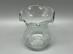 Cúpula antiga em demi cristal translúcido, formato tulipa com bojo arredondado. Superfície decorada com lapidações foscas em motivos florais, pontilhados e folhagens estilizadas. Borda superior amplamente expandida com acabamento ondulado e rústico. Medidas: 13x5x11,5 cm. Apresenta marcas do tempo, de uso e bicados.