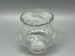 Cúpula antiga em demi cristal translúcido, formato tulipa bombê com bojo arredondado e pescoço curto. Apresenta delicadas lapidações foscas com motivos de pequenas flores e ramagens pontilhadas. Borda superior ligeiramente expandida com acabamento ondulado em formato de cordão facetado. Medidas: 11x5,5x8,5 cm. Apresenta marcas do tempo, de uso, resíduos de massa/cola e fortes bicados na base de encaixe.