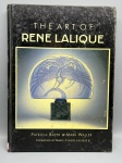 ARTE & DESIGN  THE ART OF RENE LALIQUE. WELLFLEET PRESS. Livro de arte capa dura com sobrecapa, focado na obra em vidro e joalheria Art Nouveau e Art Déco de René Lalique. Ricamente ilustrado com cerca de 350 fotografias coloridas das criações do artista. Autoria de Patricia Bayer e Mark Waller, com prefácio de Marie-Claude Lalique. Apresenta desgastes naturais do tempo nas bordas e superfícies da sobrecapa (visíveis nas fotos).