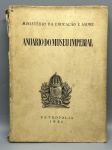 HISTÓRIA DO BRASIL & PETRÓPOLIS  ANUÁRIO DO MUSEU IMPERIAL (1941)  VOLUME II. MINISTÉRIO DA EDUCAÇÃO E SAÚDE. Importante publicação oficial em brochura, editada em Petrópolis no ano de 1941, correspondente ao Volume II. Obra de grande valor histórico e de referência para pesquisadores, reunindo ensaios, documentos e crônicas minuciosas sobre o período imperial brasileiro, a Família Imperial e a história local. Apresenta desgaste acentuado com marcas de tempo, pequenos rasgos e perdas de papel nas bordas da capa e na lombada (conforme fotos)