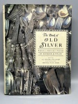 PRATARIA & COLECIONISMO  THE BOOK OF OLD SILVER: ENGLISH, AMERICAN, FOREIGN. CROWN PUBLISHERS. Indispensável livro de referência clássica sobre a história e identificação de pratarias antigas, de autoria de Seymour B. Wyler. A obra é considerada uma das guias mais completas do gênero, reunindo milhares de marcas de contraste (hallmarks) de peças inglesas, americanas e de diversos outros países, incluindo as famosas marcações de Sheffield plate. Manual de consulta obrigatório para colecionadores, antiquários, peritos e leiloeiros. Apresenta capa dura com sobrecapa original, mostrando amarelamento natural do tempo, marcas de uso e leves desgastes nas extremidades da sobrecapa (conforme fotos)