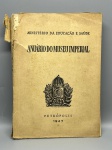 HISTÓRIA DO BRASIL & PETRÓPOLIS  ANUÁRIO DO MUSEU IMPERIAL (1947)  VOLUME VIII. MINISTÉRIO DA EDUCAÇÃO E SAÚDE. Relevante publicação oficial em brochura editada em Petrópolis no ano de 1947, correspondente ao Volume VIII. Obra clássica e de grande valor historiográfico, indispensável para pesquisadores e bibliófilos, reunindo importantes ensaios históricos, pesquisas documentais e registros sobre o período imperial brasileiro, sua corte e a memória local. Apresenta visíveis marcas de uso e do tempo, com amarelamento natural, pequenos rasgos e desgaste acentuado com perdas de papel no topo da lombada e na capa (conforme fotos)