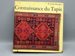TAPEÇARIA ORIENTAL & COLECIONISMO  CONNAISSANCE DU TAPIS. OFFICE DU LIVRE. Importante e consagrada obra de referência sobre a arte da tapeçaria oriental, de autoria do renomado especialista Erwin Gans-Ruedin. Escrito em francês e impresso na Suíça, o livro é um guia completo e ricamente ilustrado que detalha a história, as técnicas de tecelagem, os tipos de nós e a identificação de tapetes de diversas origens célebres, como Turquia, Cáucaso, Irã (Ispahan, Kirman, Shiraz), Afeganistão, Paquistão, Índia, China, entre outras regiões tradicionais. Apresenta capa dura com sobrecapa original, mostrando amarelamento natural devido à idade, marcas de manuseio e pequenos desgastes e perdas de papel nas extremidades e na lombada (conforme fotos).