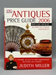COLECIONISMO & ANTIGUIDADES  ANTIQUES PRICE GUIDE 2006. EDITORA DK (DORLING KINDERSLEY). Renomado guia anual de referência internacional elaborado pela consagrada especialista e apresentadora de TV Judith Miller. A obra apresenta mais de 8.000 antiguidades categorizadas, acompanhadas de fotografias coloridas de alta qualidade para identificação imediata, cobrindo desde mobiliário, cerâmicas e vidros até relógios, têxteis e pratarias. Um manual de consulta visualmente rico e indispensável para colecionadores, marchands, avaliadores e leiloeiros mapearem tendências de mercado. Apresenta capa dura com sobrecapa original em excelente estado de conservação, exibindo apenas mínimos sinais de manuseio nas extremidades.