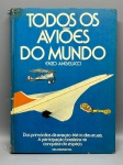 AVIAÇÃO  TODOS OS AVIÕES DO MUNDO. Enzo Angelucci. Ed. Melhoramentos. Clássico guia histórico ilustrado que mapeia a evolução das aeronaves, dos primórdios à era espacial, repleto de perfis técnicos coloridos. Capa dura com marcas de tempo e pequenos desgastes nas extremidades; miolo firme, páginas limpas e muito bem preservadas.