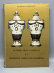 CERÂMICA & ARTE ORIENTAL  AS COMPANHIAS DAS ÍNDIAS E A PORCELANA CHINESA DE ENCOMENDA. José Roberto Teixeira Leite. Obra de referência indispensável para colecionadores, abordando a história, as rotas comerciais e a evolução estilística das cobiçadas porcelanas chinesas de exportação, incluindo peças heráldicas e decorativas. Capa dura original com marcas de tempo, leves desgastes nas bordas e um dano com rasgo na extremidade inferior da lombada