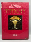 DESIGN & ART NOUVEAU  THE ART OF LOUIS COMFORT TIFFANY. Vivienne Couldrey. Ed. Wellfleet Press. Uma belíssima e abrangente obra dedicada ao extraordinário legado de Louis Comfort Tiffany, mestre supremo do estilo Art Nouveau. O livro traz um panorama ricamente ilustrado em cores de suas famosas luminárias de vidro plumbático, vitrais, vasos de vidro soprado Favrile, mosaicos e suntuosos projetos de interiores. Capa dura com sobrecapa original em excelente estado de conservação, apresentando apenas mínimas marcas de manuseio e desgaste irrelevante nas extremidades.