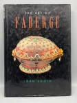 OURIVESARIA & IMPÉRIO RUSSO  THE ART OF FABERGÉ. John Booth. Ed. Wellfleet Press. Uma magnífica obra dedicada ao universo requintado e luxuoso de Peter Carl Fabergé, o mestre joalheiro da corte imperial russa. O livro apresenta 200 belíssimas ilustrações a cores, incluindo imagens de arquivo e esboços de design nunca antes publicados, detalhando os lendários Ovos Imperiais, caixas de cigarro esmaltadas, molduras, frascos de perfume e esculturas em pedras semipreciosas. Capa dura com sobrecapa original apresentando leves marcas de manuseio e discretos pontos de desgaste e oxidação nas contracapas.