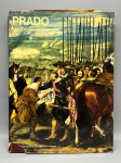 ARTES PLÁSTICAS & MUSEUS  PRADO MADRID. Istituto Geografico De Agostini Novara. Luxuosa edição italiana dedicada ao acervo de um dos mais importantes museus do mundo, o Museo del Prado. A obra apresenta uma primorosa seleção de obras-primas de mestres da pintura ocidental  como Velázquez, Goya, Caravaggio e Guido Reni  reproduzidas em magníficas estampas coloridas de página inteira, acompanhadas por análises históricas em italiano. Capa dura com sobrecapa original; a sobrecapa apresenta marcas de tempo, dobras e desgastes mais acentuados com pequenos rasgos nas extremidades