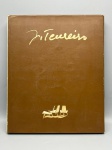 DESIGN MODERNO BRASILEIRO  JOAQUIM TENREIRO. Bolsa de Arte do Rio de Janeiro, 1998. Obra de referência indispensável sobre a trajetória de Joaquim Tenreiro, pioneiro do design de mobiliário moderno no Brasil. O livro apresenta de forma ricamente ilustrada seus móveis icônicos de linhas leves e uso genial de madeiras nobres, como o jacarandá e a palhinha. Edição bilíngue (português/inglês) de grande formato. Capa dura com sobrecapa original; sobrecapa com leve amarelamento e marcas naturais de tempo
