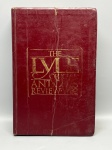 ANTIGUIDADES E REFERÊNCIA  THE LYLE OFFICIAL ANTIQUES REVIEW 1982. Tradicional guia internacional de referência para antiquários, colecionadores e avaliadores. O volume apresenta milhares de ilustrações detalhadas de mobiliário (como escrivaninhas dos períodos George I, II e III, e estilo Queen Anne), prataria, porcelanas e objetos de arte, acompanhados de descrições técnicas e cotações de época em libras e dólares. Encadernação rígida em percalina vermelha com inscrições em dourado; capa e lombada com visíveis marcas de tempo e manuseio