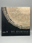 PRATARIA E OURIVESARIA  OS OURIVES NA HISTÓRIA DE SÃO PAULO. Por Maria Helena Brancante. Edições Pinacoteca e Terra Editora. Obra de referência absoluta e fundamental para o estudo da arte dos metais no Brasil. O livro resgata a trajetória histórica, as biografias, as técnicas e as marcas dos antigos artífices paulistas, com especial destaque para a rica prataria sacra e utilitária do século XVIII (como vasos com palmas e porta-paz procedentes da Antiga Sé de São Paulo). Edição luxuosa de grande formato, ricamente ilustrada com fotografias de alta qualidade. Encadernação brochura com capa mole ilustrada; lombada com discretos sinais de atrito nas extremidades