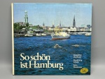 GEOGRAFIA E TURISMO  SO SCHÖN IST HAMBURG (BELLO HAMBURGO). Interessante livro de fotografia e turismo dedicado à célebre cidade portuária alemã de Hamburgo. A publicação apresenta uma rica crônica visual de seus principais cartões-postais urbanos, da movimentada vida portuária às margens do rio Elba e do lago Alster, trazendo ainda registros do cotidiano local, costumes populares e dos tradicionais mercados de flores e peixes. Edição multilíngue com textos explicativos e legendas em alemão, inglês, francês e espanhol. Ricamente ilustrado com fotografias coloridas de época. Encadernação brochura com capa mole ilustrada; lombada ligeiramente desbotada pelo tempo