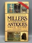 REFERÊNCIA E COLECIONISMO  MILLER'S INTERNATIONAL ANTIQUES PRICE GUIDE (1991 EDITION). Compilado e editado por Judith e Martin Miller. Publicado pela prestigiada editora Viking Penguin. Considerado mundialmente o manual de referência definitivo e indispensável para colecionadores, antiquários e profissionais do mercado de arte. O guia apresenta um vasto panorama com mais de 9.000 objetos comercializados internacionalmente, divididos em 50 seções temáticas que abrangem desde mobiliário clássico (como armários de canto, cômodas e escrivaninhas) até relógios, tapetes, bonecas e câmeras fotográficas antigas. Ricamente ilustrado com milhares de fotografias e descrições detalhadas que destacam dicas de datação, raridade e estimativas de valores de época. Encadernação em capa mole (brochura); apresenta sinais naturais de manuseio e leve amarelamento nas bordas devido à ação do tempo