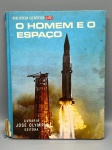 CIÊNCIA E HISTÓRIA  O HOMEM E O ESPAÇO. Volume integrante da consagrada coleção Biblioteca Científica LIFE. Tradução e publicação nacional pela lendária Livraria José Olympio Editora. A obra apresenta uma fascinante viagem sobre os primórdios da corrida espacial, os desenvolvimentos astronômicos e os bastidores das missões tripuladas à Lua (com destaque para a icônica plataforma e o gigantesco foguete Saturno V das missões Apollo).