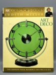 Art Deco: DK Collector's Guides  Judith MillerExcelente guia visual de referência e preços inteiramente dedicado ao estilo Art Déco, elaborado pela renomada especialista Judith Miller e publicado pela editora Dorling Kindersley (DK). O livro reúne mais de 1.000 itens com descrições detalhadas, avaliações atualizadas de mercado e recursos analíticos focados em identificar as peças mais valiosas e desejáveis de grandes designers como René Lalique, Georg Jensen, Daum e Clarice Cliff. Abrange diversas categorias do colecionismo, incluindo mobiliário, vidraria, joias e cartazes de época. Idioma inglês. Encadernação em capa dura com sobrecapa original; exemplar em muito bom estado de conservação, apresentando levíssimos sinais de manuseio na sobrecapa.