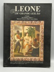 Catálogo de Leilão  Leone Leilões de Arte (138º Grande Leilão)Catálogo oficial do 138º Grande Leilão da Leone Leilões de Arte, dedicado à coleção de José Thomaz Nabuco e Maria do Carmo de Mello Franco Nabuco. A publicação destaca obras históricas importantes, como o Lote 824, "O filho do artista tomando banho na varanda da residência de seu avô, Grandjean de Montigny", de Armand Julien Pallière, e o Lote 329, "Retrato de Joaquim José Rodrigues Torres, Visconde de Itaborahy", de Ferdinand Krumholz, datado de 1851. Documento de grande valor documental e histórico para colecionadores e pesquisadores de arte. Encadernação em brochura de formato grande, mantendo-se em bom estado de conservação.