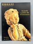 Catálogo de Leilão  Espaço Ernani Arte e Cultura (Outubro/2010)Catálogo oficial do "Grande Leilão da Primavera", realizado pelo Espaço Ernani Arte e Cultura em outubro de 2010. A publicação apresenta uma curadoria diversificada de itens, incluindo destaque para a pintura "Praia em Valência" de Joaquín Sorolla y Bastida e um importante tinteiro francês do século XIX, em prata, ouro e brilhantes, que pertenceu ao Dr. Theodureto Souto. O catálogo contém ainda uma rica seleção de obras de arte, com destaque para artistas como Paulo Gagarin, Rudolf Weigel, José Maria de Almeida, Bustamante Sá e Roberto Magalhães, oferecendo especificações técnicas e detalhes de cada lote. Encadernação em brochura de formato grande, ilustrada