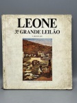 Catálogo de Leilão  Leone Leilões de Arte (3º Grande Leilão)Catálogo oficial do 3º Grande Leilão da Leone Leilões de Arte, sob condução do leiloeiro Lasry. A publicação apresenta uma curadoria diversificada, com destaque para a obra "Caçador de Passarinhos, Desterro - SC (1893)" na capa e, na contracapa, uma imagem de "Sant'Ana Mestra" em terracota policromada do século XVIII. O catálogo detalha uma ampla seleção de antiguidades e objetos de arte, incluindo cristais da Boêmia (manufatura Moser), pratarias, marfins, porcelanas chinesas e europeias (Sèvres), além de peças de mobiliário e bancos de sacristia mineiros. Documento de referência fundamental para colecionadores e pesquisadores de arte e antiguidades. Encadernação em brochura de formato grande, ilustrada.
