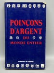 Obra de Referência: "Poinçons d'Argent du Monde Entier"  Les Éditions de l'AmateurGuia técnico e bibliográfico indispensável para colecionadores, avaliadores e pesquisadores de pratarias. Esta publicação especializada compila uma vasta série de marcas e punções (poinçons) de prata de diversas procedências internacionais, permitindo a identificação precisa da origem, época e pureza de objetos em prata. O conteúdo apresenta registros organizados de punções históricos, abrangendo desde centros produtores na Europa (Alemanha, França, Itália, entre outros) até regiões específicas da Rússia e Escandinávia, detalhando séculos de tradição ourivesaria. Obra fundamental para a catalogação e autenticação de peças em leilões e no mercado de antiguidades. Encadernação em brochura de formato grande, ilustrada.