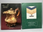 Este conjunto de publicações reúne catálogos especializados de grande interesse para colecionadores e historiadores da arte, com destaque para a documentação de peças de alta qualidade e relevância histórica. O lote inclui o catálogo do "VIII Salon del Anticuario", realizado em 1991 e organizado pela Associação de Amigos do Museu Nacional de Belas Artes. Além disso, compõe o conjunto o catálogo de leilão da casa francesa Beaussant Lefèvre, referente ao evento realizado em Paris, no Drouot-Richelieu, em 22 de maio de 2013. Esta última publicação apresenta uma seleção técnica de condecorações, medalhas e itens de valor histórico, como a "Ordem de la Légion d'Honneur", detalhando medidas e características que auxiliam na identificação e avaliação das peças. O conjunto, com sua rica documentação visual e técnica