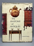 Obra de Referência: "The Anatomy of Antiques"  Austin P. KelleyGuia essencial para colecionadores, este volume funciona como um tratado técnico e visual sobre a identificação de antiguidades. A obra explora a "anatomia" de peças clássicas, oferecendo análises detalhadas de estilo, materiais, técnicas de fabricação e marcas de manufatura. O livro aborda uma ampla gama de objetos, incluindo porcelanas  com destaque para estudos aprofundados como a porcelana de Bow , mobiliário e artes decorativas em geral. Com farta documentação fotográfica e explicações minuciosas sobre modelos, colorações e marcas (incluindo características específicas como moldes e orifícios de suporte), é uma ferramenta indispensável para a autenticação e avaliação de peças em leilões. Exemplar com encadernação de capa dura e sobrecapa ilustrada.
