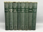 MONTEIRO LOBATO - Coleção de obras de Monteiro Lobato representa uma oportunidade significativa para bibliófilos e colecionadores, reunindo oito volumes da célebre série de obras completas do autor. O conjunto disponível para o leilão é composto pelos volumes numerados 1, 7, 8, 9, 13, 14, 15 e 17, abrangendo títulos de extrema relevância na trajetória literária e intelectual de Lobato, como Urupês, O Escândalo do Petróleo e Ferro, Mr. Slang e o Brasil / Problema Vital, Prefácios e Entrevistas, Literatura do Minarete, Cartas Escolhidas (2º Tomo), América e Conferências, Artigos e Crônicas. Os exemplares apresentam a encadernação clássica em capa dura na cor verde, preservando o aspecto histórico característico da coleção.