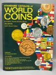 Standard Catalog of World Coins (Edição 1981) - Obra de referência indispensável para colecionadores de moedas. O volume conta com 2000 páginas, listando mais de 72.000 moedas e oferecendo 39.000 fotografias reais para identificação. Abrange a história numismática de 1760 a 1980, incluindo pesos de ouro e prata para cálculo de valor intrínseco.