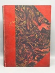 O livro L'Art et la Vie en Amérique, de O.W. Larkin, é uma obra de análise histórica que investiga o desenvolvimento da arte norte-americana e seu contexto sociocultural. O texto detalha a evolução das técnicas de ilustração e reprodução artística utilizadas em publicações influentes da época, como o Century e a Harper's, além de contextualizar a trajetória de artistas relevantes, como Albert Ryder e George Inness. O exemplar possui uma encadernação em meia-encadernação vermelha com capas em papel marmorizado, sendo uma peça de interesse para colecionadores e pesquisadores da história da arte.