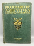 Volume I (A-E) do "Diccionario de Agricultura, Zootecnia y Veterinaria", obra de referência publicada pela Enciclopédia Salvat. O exemplar apresenta encadernação em capa dura na cor verde com detalhes dourados na capa e na lombada, oferecendo um conteúdo técnico abrangente sobre as áreas agronômicas e veterinárias. A obra encontra-se em estado de conservação compatível com sua idade