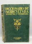 Volume II (F-O) do "Diccionario de Agricultura, Zootecnia y Veterinaria", obra técnica de referência publicada pela Enciclopédia Salvat. O exemplar mantém a padronização da coleção, com encadernação em capa dura verde, ornamentos dourados e ilustrações internas detalhadas que enriquecem o conteúdo informativo. Apresenta estado de conservação condizente com a idade.