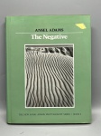 "The Negative", de Ansel Adams, constitui o segundo volume da renomada série "The New Ansel Adams Photography Series". Esta obra é uma referência técnica fundamental para o estudo da fotografia, explorando com precisão os conceitos e a aplicação do controle tonal através do processo fotográfico.