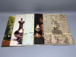 Lote composto por cinco edições da publicação "Sotheby's Preview", compreendendo exemplares datados entre 1982 e 1984. Estas publicações funcionavam como guias de leilões da prestigiada casa de leilões Sotheby's, oferecendo uma prévia ilustrada de peças que seriam comercializadas em diversas categorias, como relógios, artes decorativas, mapas e cartografia.