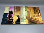 Lote composto por cinco edições da prestigiada revista francesa "Connaissance des Arts", abrangendo o período de 1967 a 1979. Esta publicação é amplamente reconhecida como uma referência fundamental para o estudo da história da arte, design, antiguidades e cultura visual.