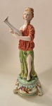 Escultura em porcelana Inglesa Royal Crcwn Derby, uma das marcas mais antigas em porcelana, belíssima moça com instrumento musical. Alt. 35 cm, base 13 cm