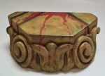 Antiga base para santo em madeira entalhada com policromia, medidas 08 X 20 X 08 cm
