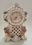 R. Z. Porcelana Austríaca,  Relógio Quartz, com base em porcelana em alto relevo e flores e filete em ouro, medidas aproximada, 25 X 15 X 08 com.