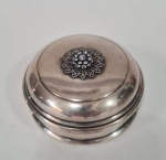 Shefield Plate, pequeno porta jóias em metal espesurado a prata, rico em detalhe com cristais no formato de flor, circunferência 08 cm, altura 04 cm